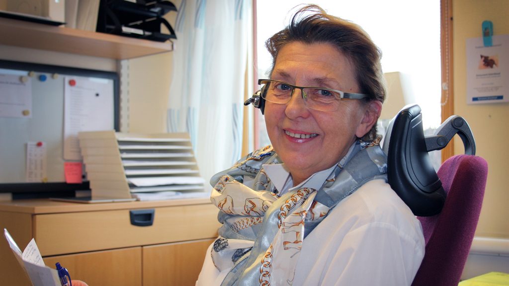 En kvinna sittande på ett kontor med headset