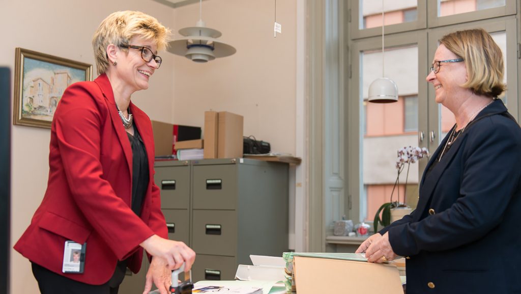 Två arbetande kvinnor på ett kontor