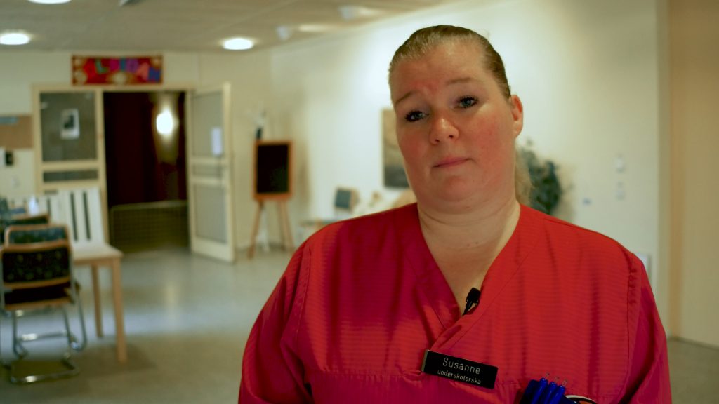 Porträtt av undersköterskan Susanne i arbetskläder.