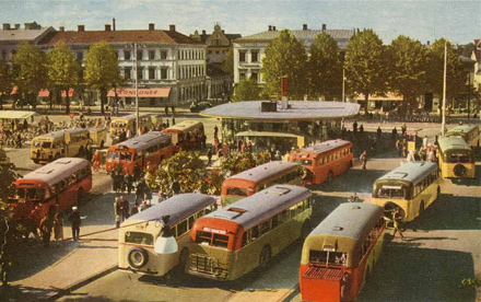Torget fullt med bussar i början av 1900-talet. 