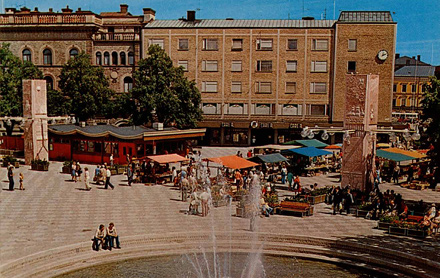 Stortorget under 1980-talet. Med torghandel och en stor vattenfontän.
