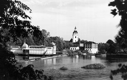 Badhuset Najaden. I bakgrunden skymtar Heliga Trefaldighetskyrkans torn och Valskvarnen.