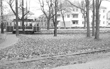 Den röda spårvagnen vid vändslingan i Stadsträdgården.