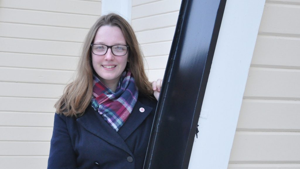 Elin Westrin porträtt, utanför Högskolan i Gävle.