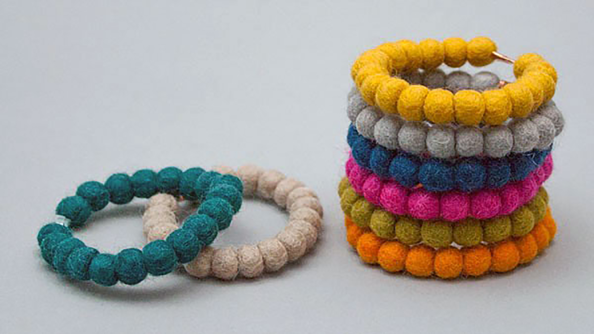 8 stycken ullarmband på hög