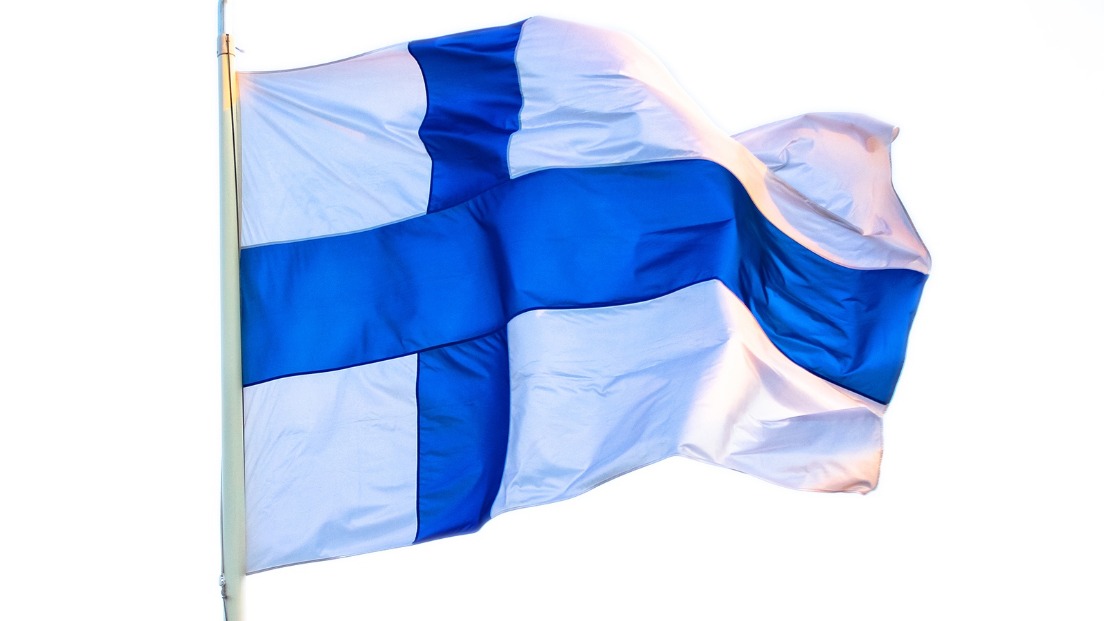 Finsk flagga som vajar i vinden.