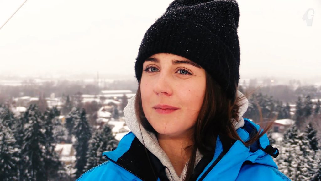 Frida Lundblad som står på toppen av Hemlingbybacken.