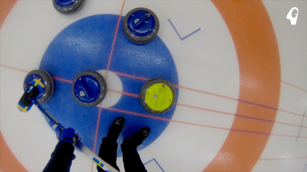 Mittcirkel på curlingbana med curlingklot