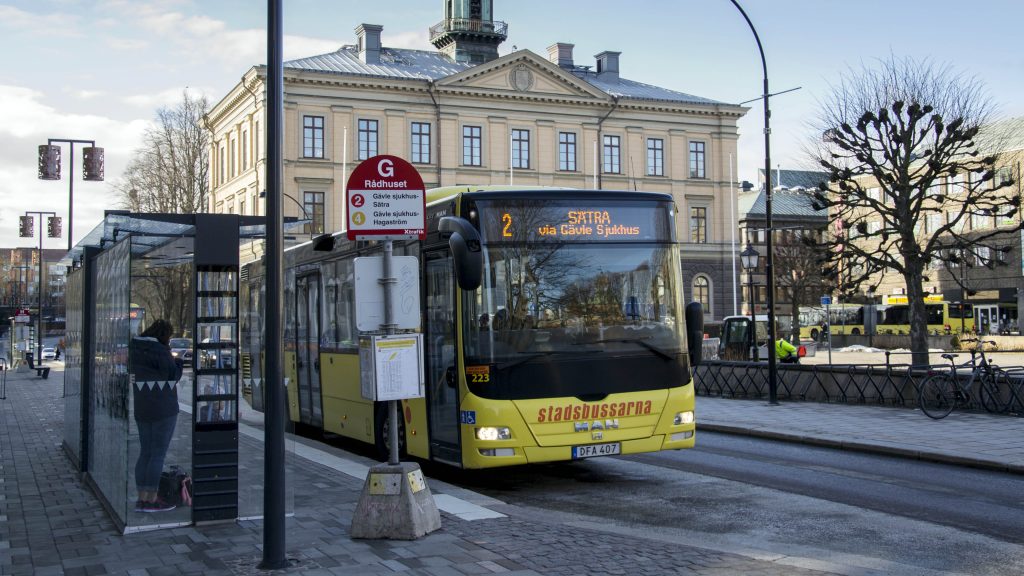 Busslinje 2 i riktning mot Sätravid råshutorget.