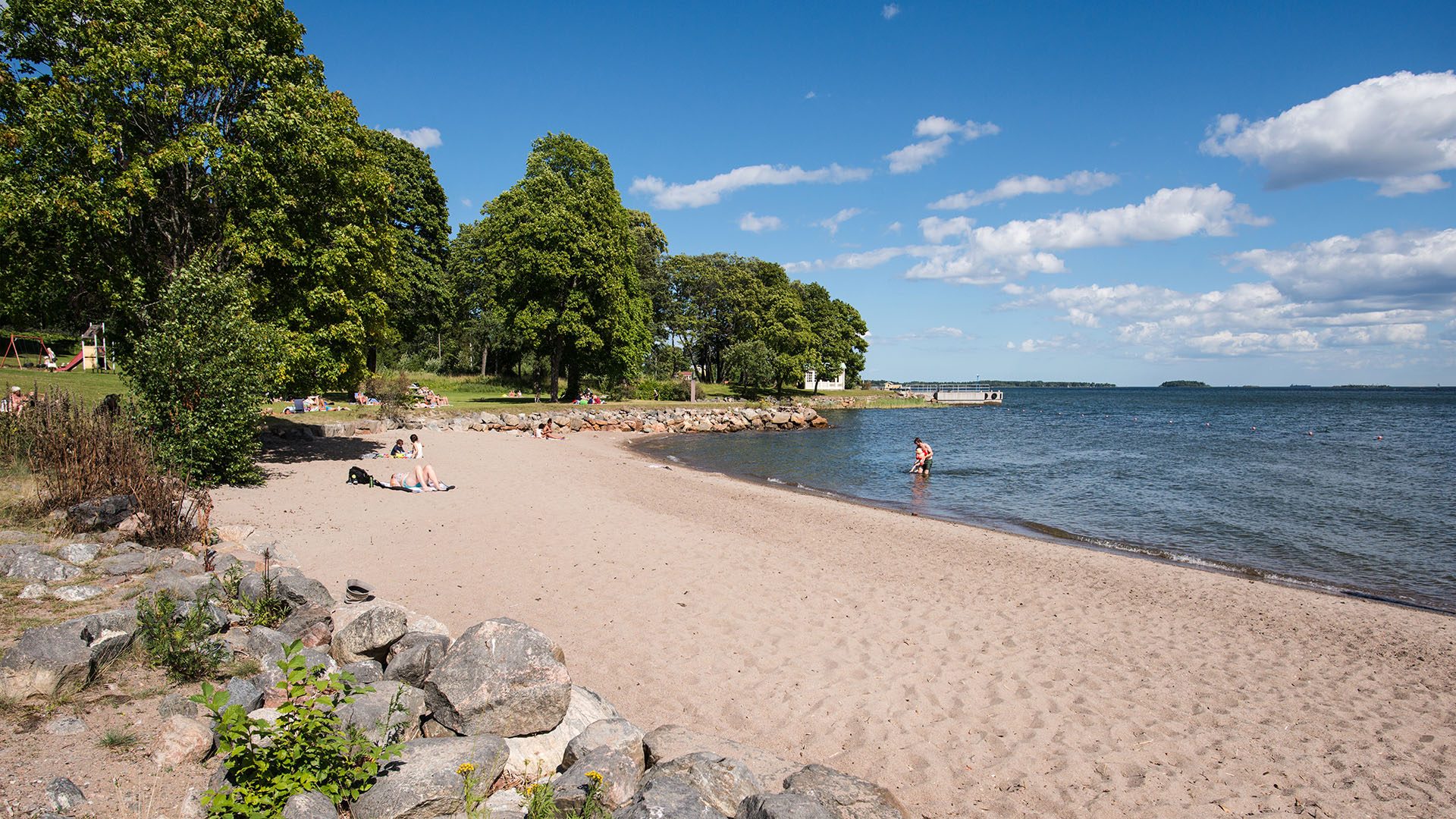 Sandstrand och vatten vid Engeltofta