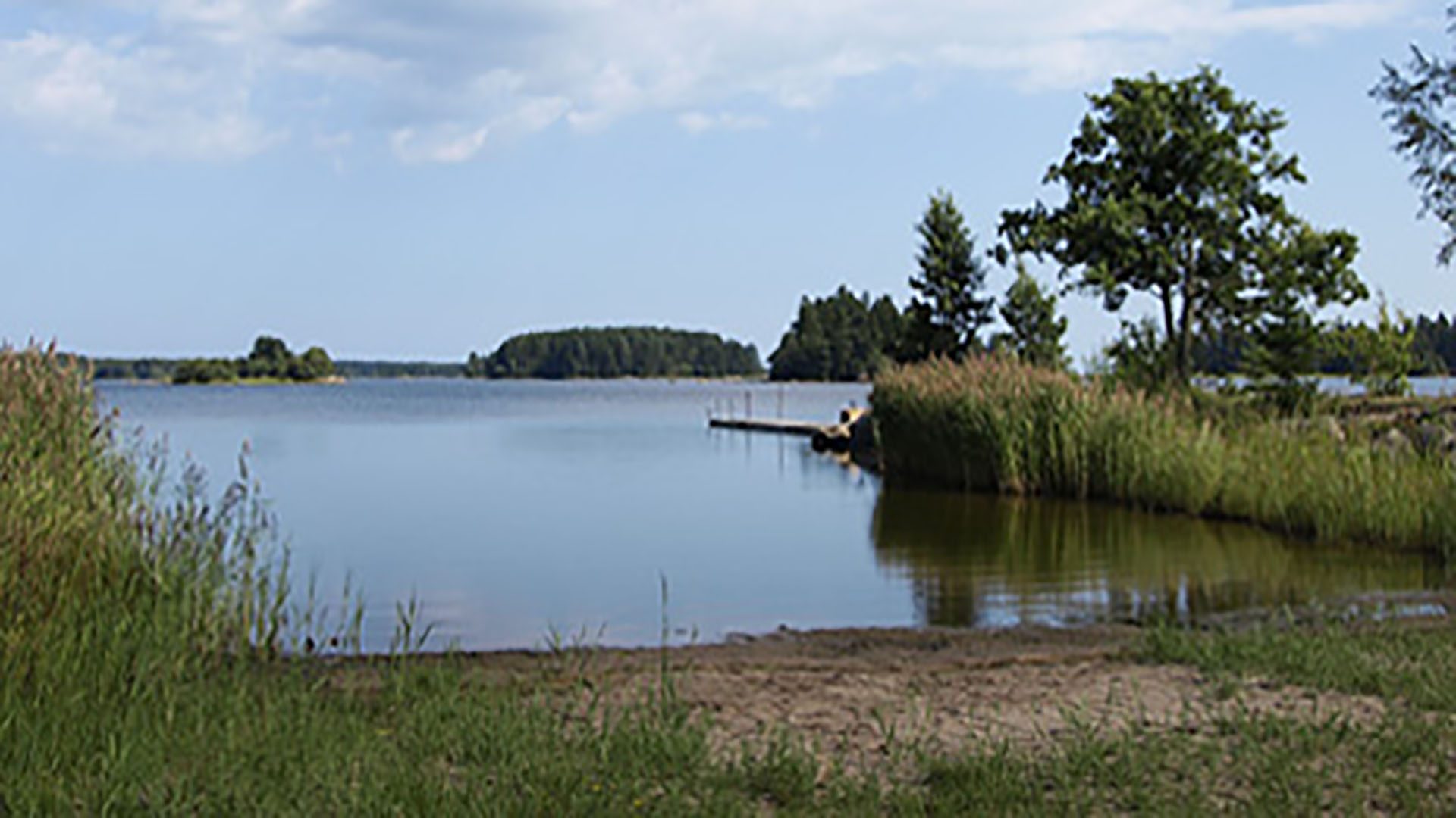 Vatten och sandstrand vid Hilleviksbadet