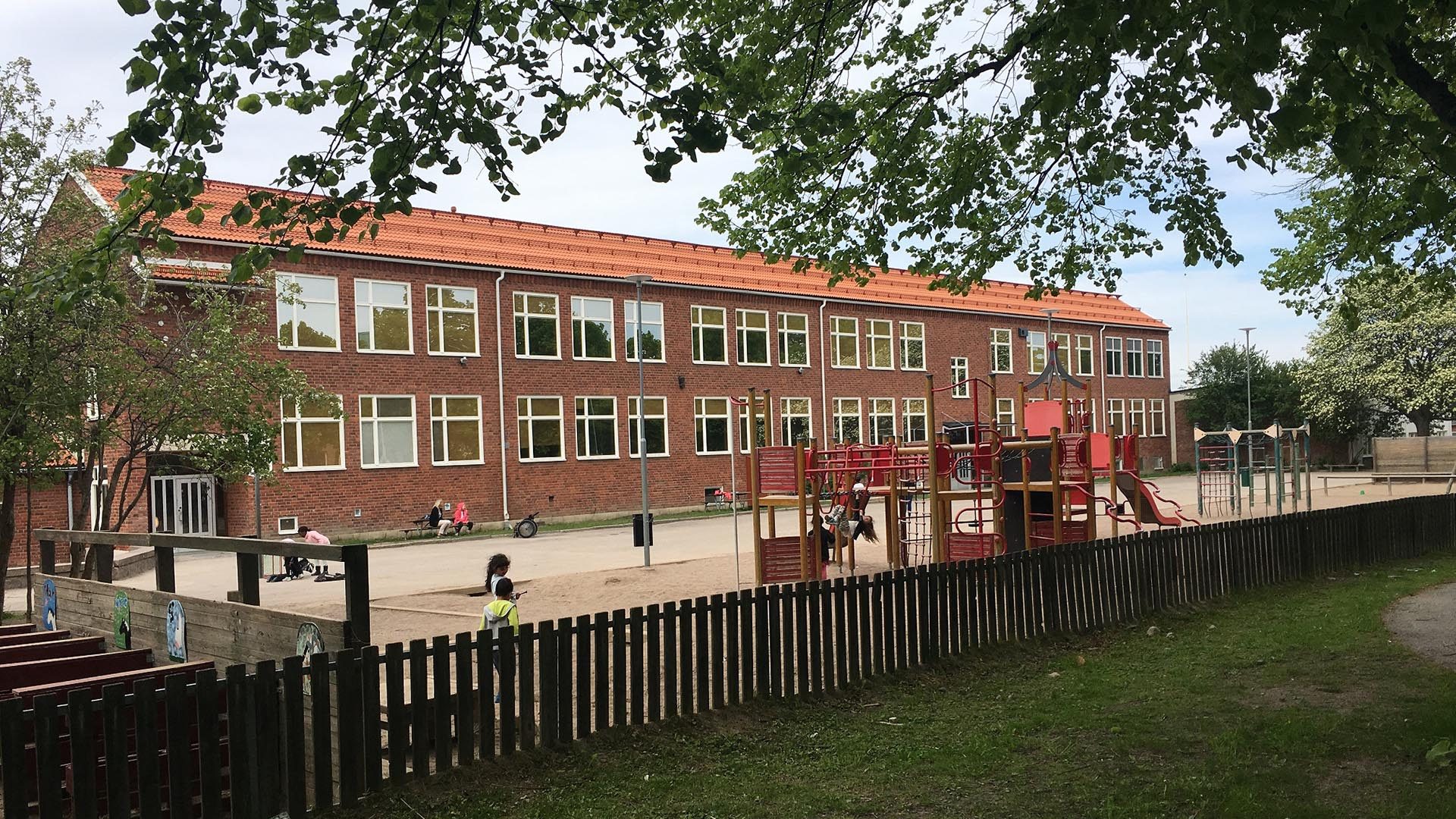 Solängsskolan sett från utsidan