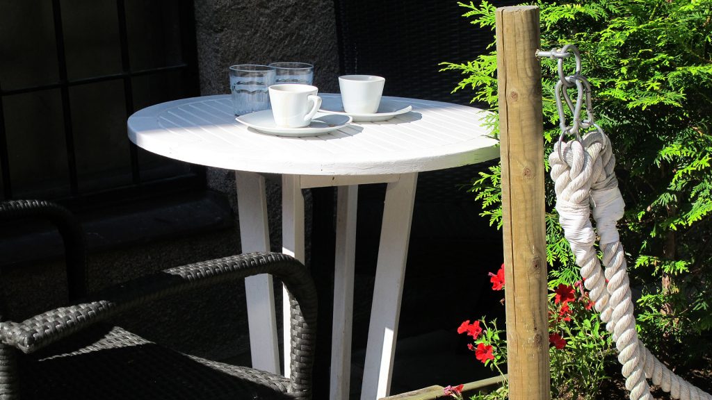 Cafebord med kaffekoppar på