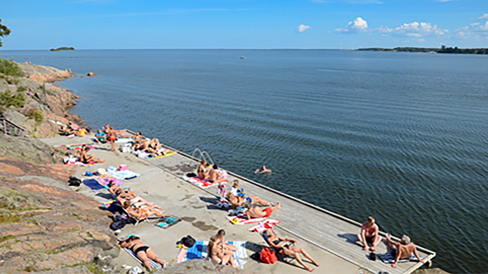 Människor som sitter på bryggan vid Vårvik