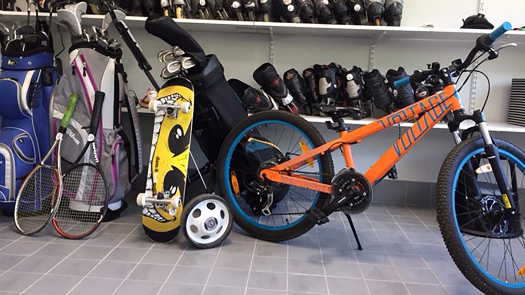 Skateboard, racket, golfset, cykel med mera