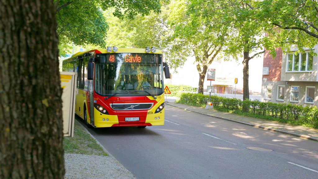 stadsbuss åker på staketgatan