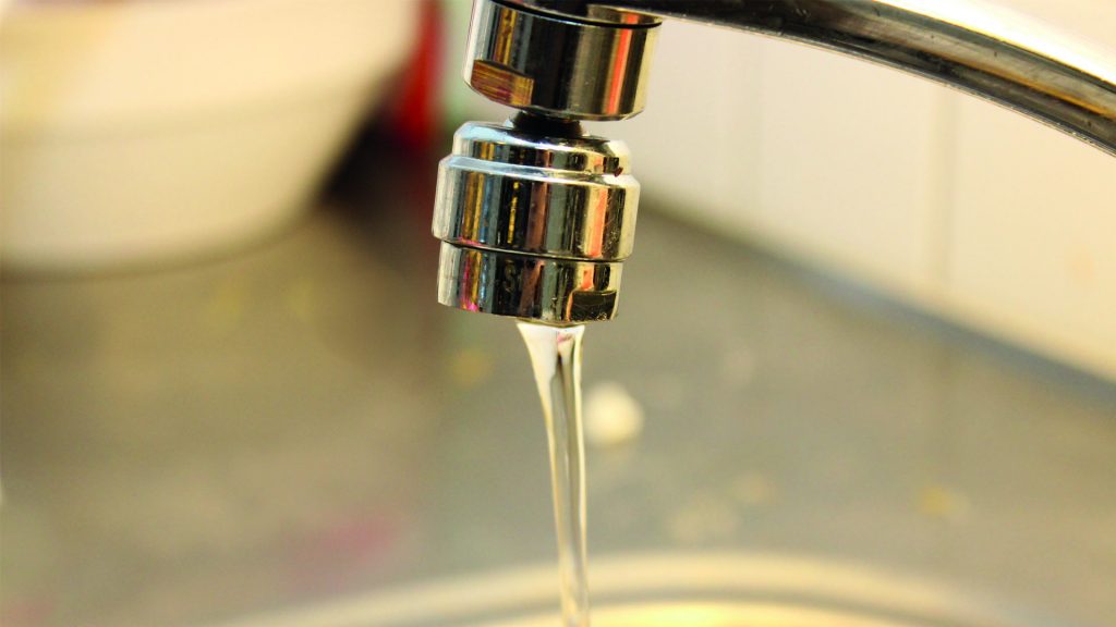 Vattenkran som droppar vatten