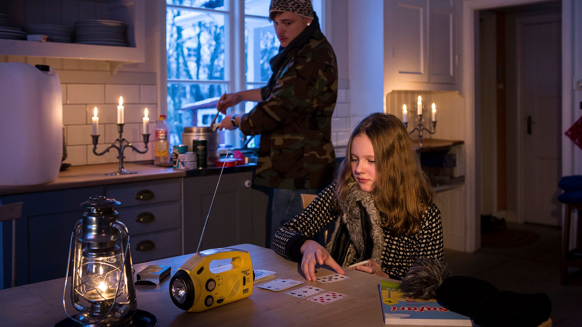 flicka spelar kort