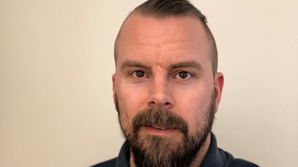 En skäggig man vid namn Andreas