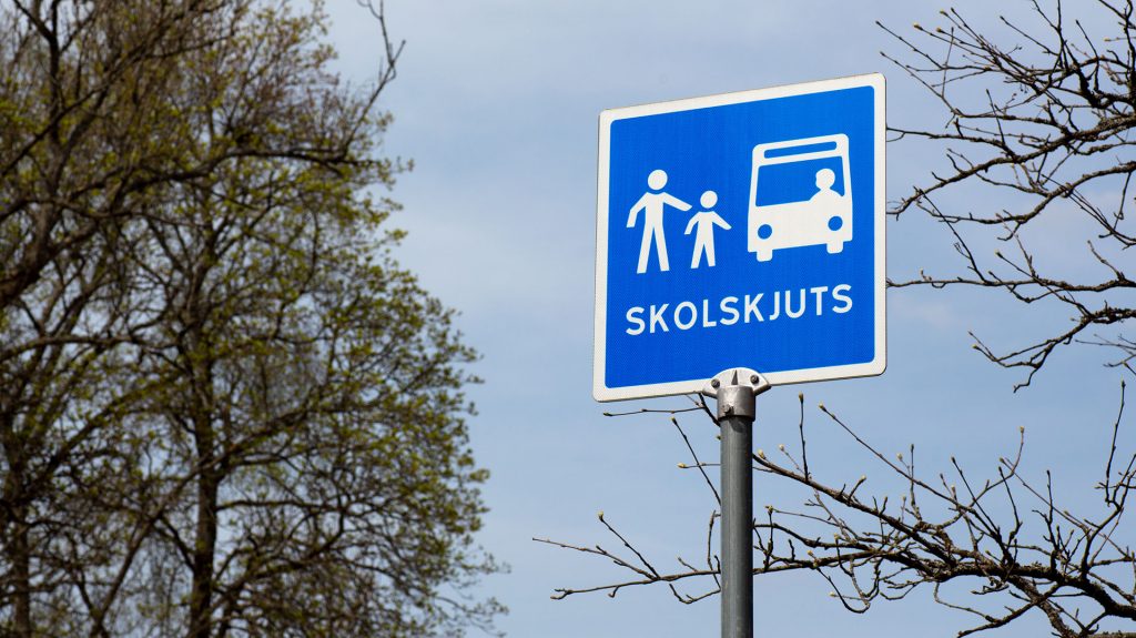 skylt som visar busshållplats för skolskjuts