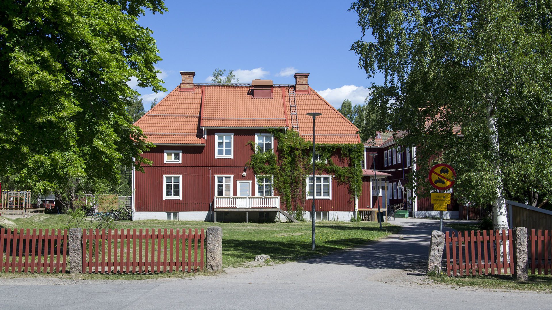 Exteriörbild på Alborga skola