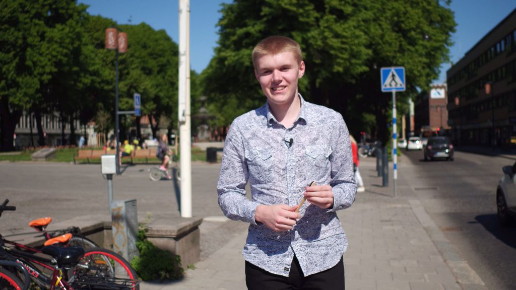 Gustav med en tandborste i handen