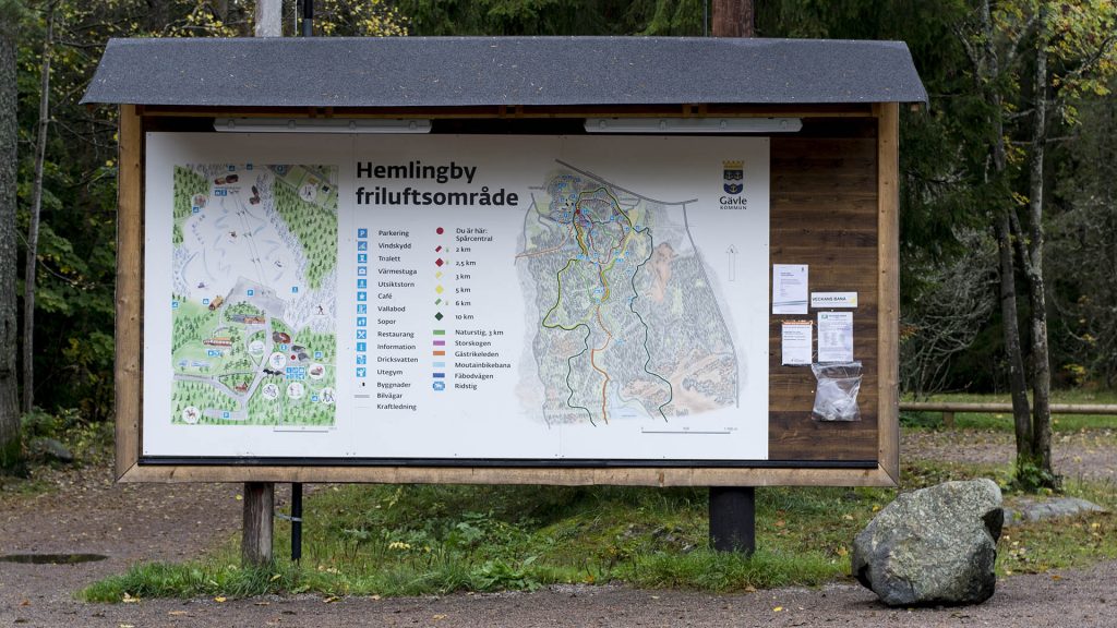 Skylt över spåren i Hemlingby frilufsområde