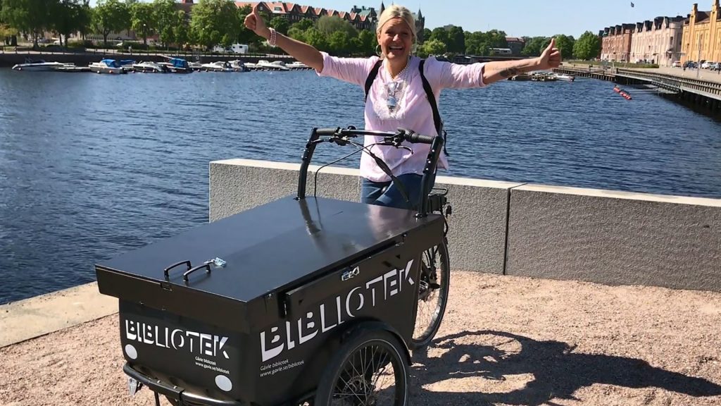 Pamela Berglund på den nya lådcykeln