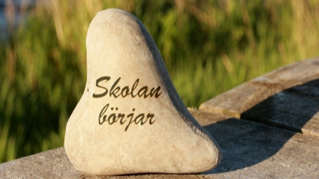 En sten med texten Skolan börjar