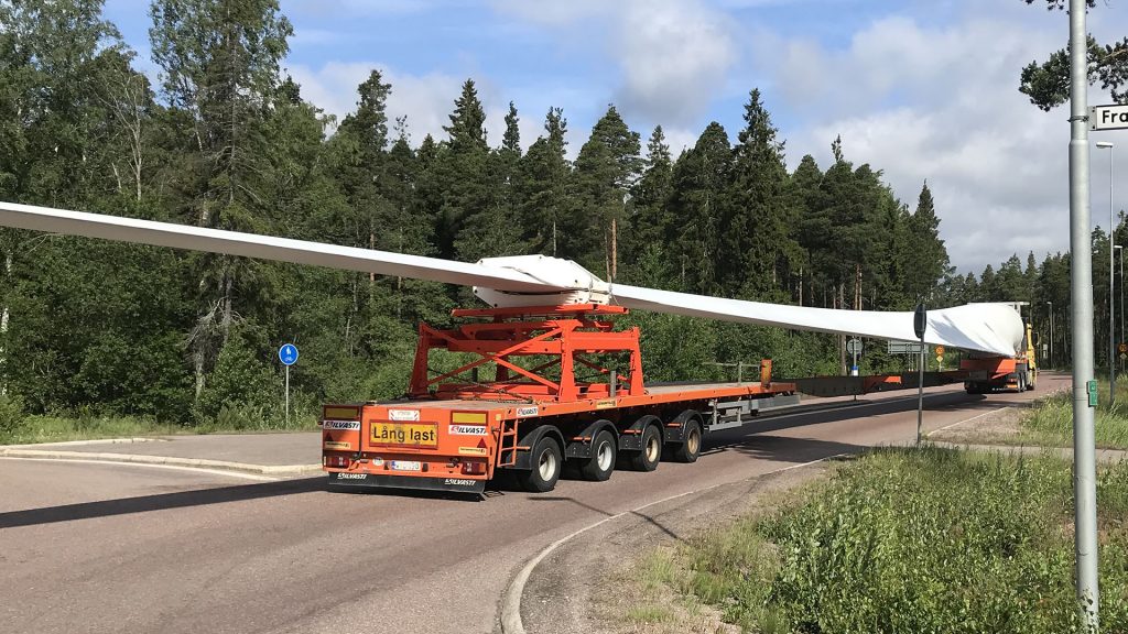 Lastbil med del av vindkraftverk på släpet