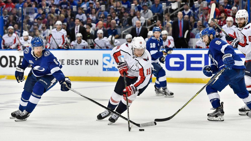 Hockeyspelaren Nicklas Bäckström på isen under en match