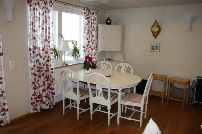 Matbord med plats för fem invid fönstret