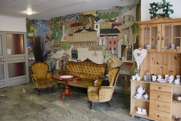 Caférum med rokokomöbler och väggmålning.