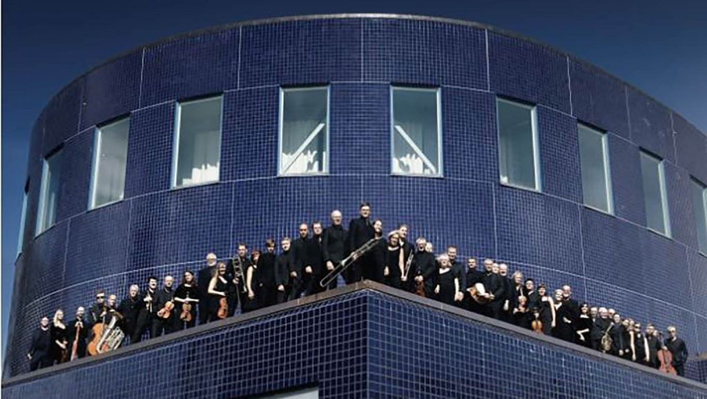 Orkestern står på taket på Konserthuset