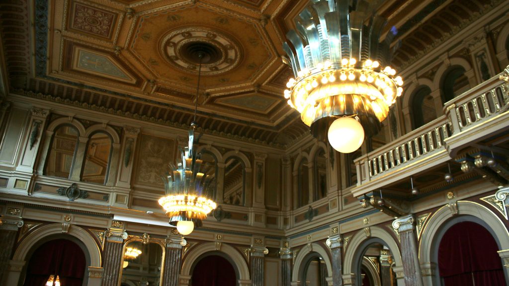 Spegelsalen i Gävle Stadshus där kommunfullmäktige sammanträder
