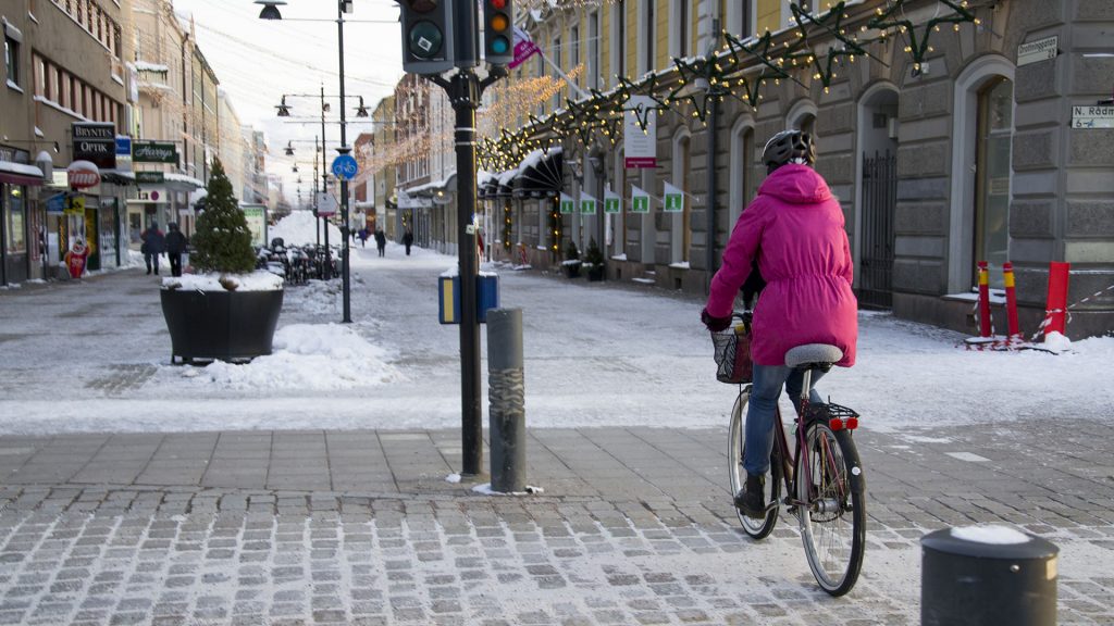 Vintercyklist cyklar på Drottninggatan i Gävle