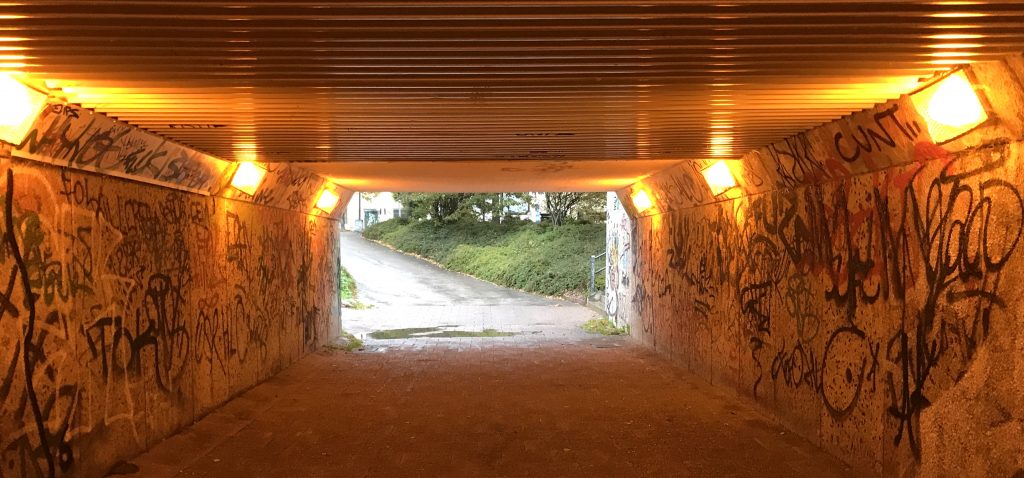 Klotter i en upplyst tunnel