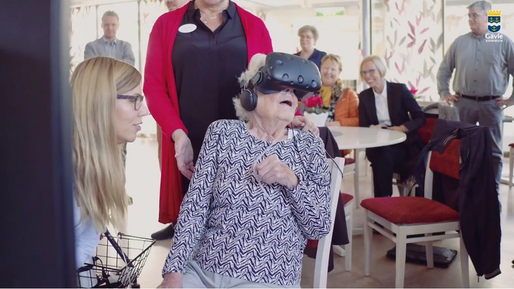 Äldre dam som testar VR