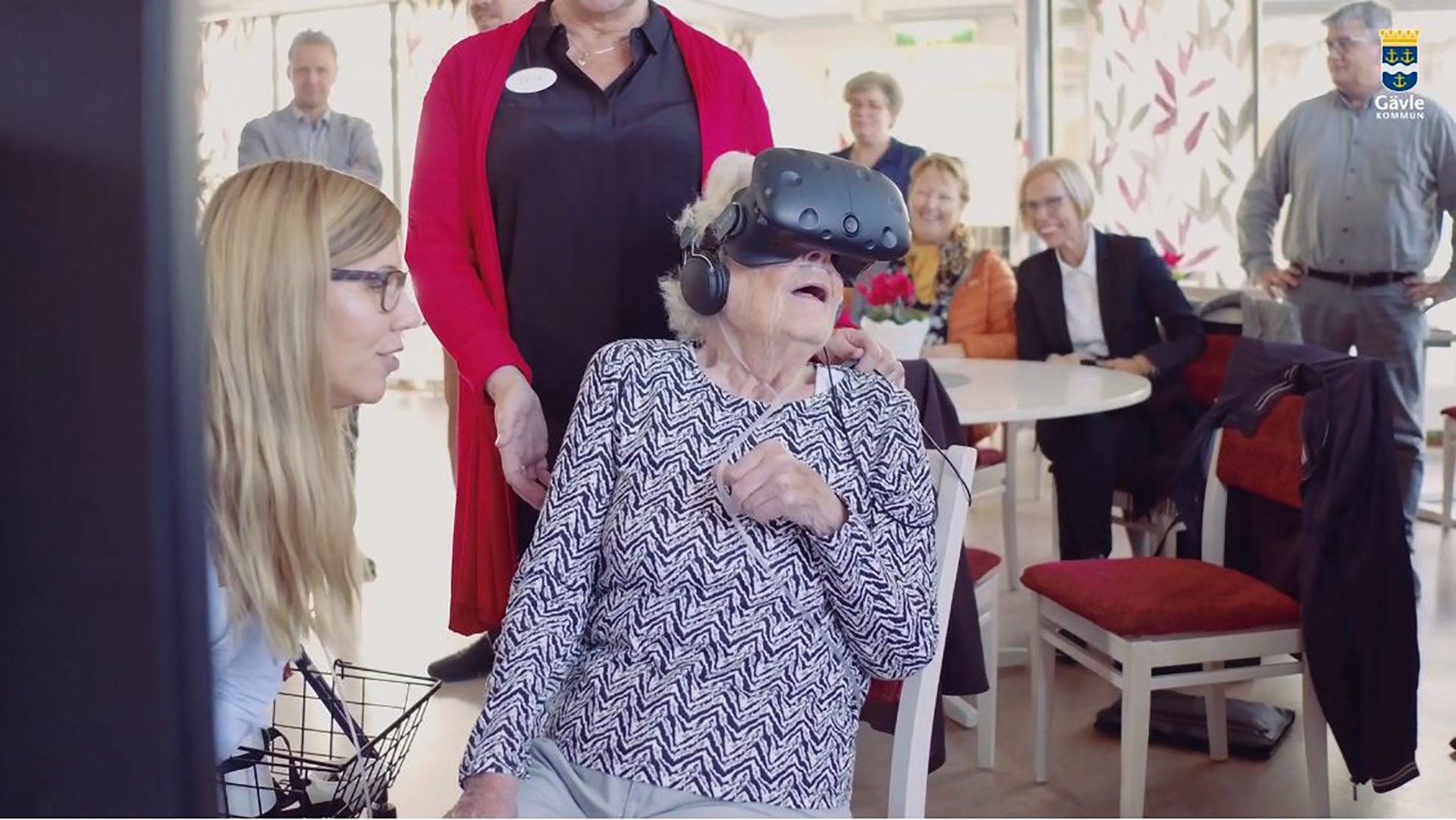 Äldre dam som testar VR