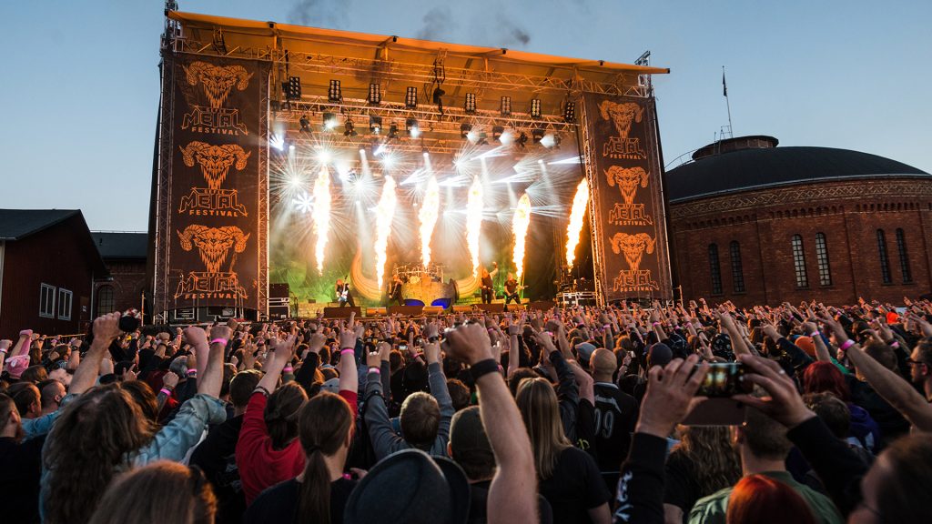 Rockkonsert och publik vid gasklockorna