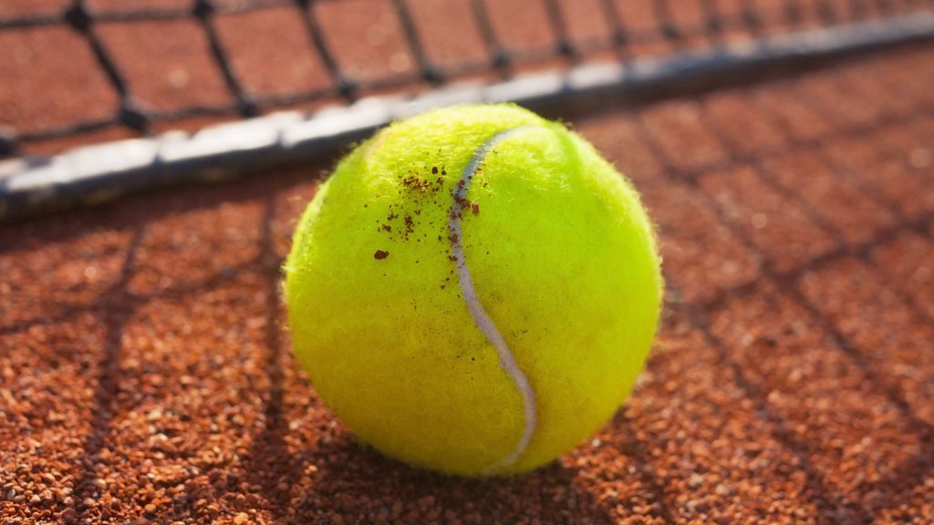 En tennisboll på en tennisplan