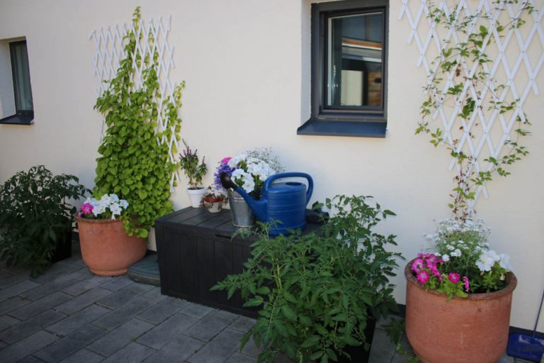 Furugårdens vård- och omsorgsboende fasad med blomster