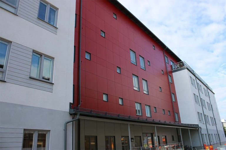 Exteriör bild på röd och vit fasad.