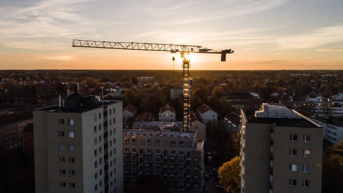 Byggkran i soluppgång