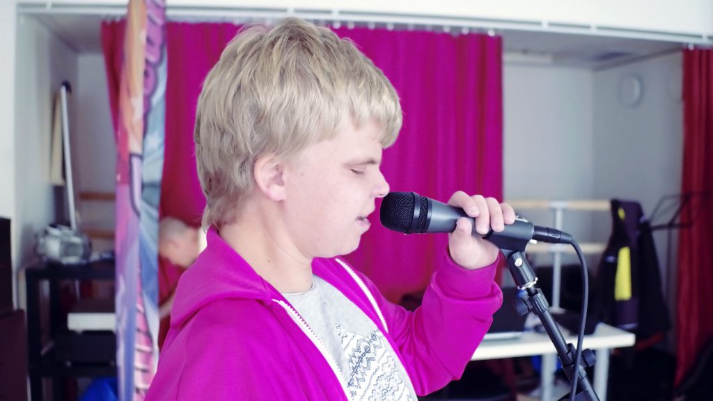En av Funkisfestivalens artister repeterar