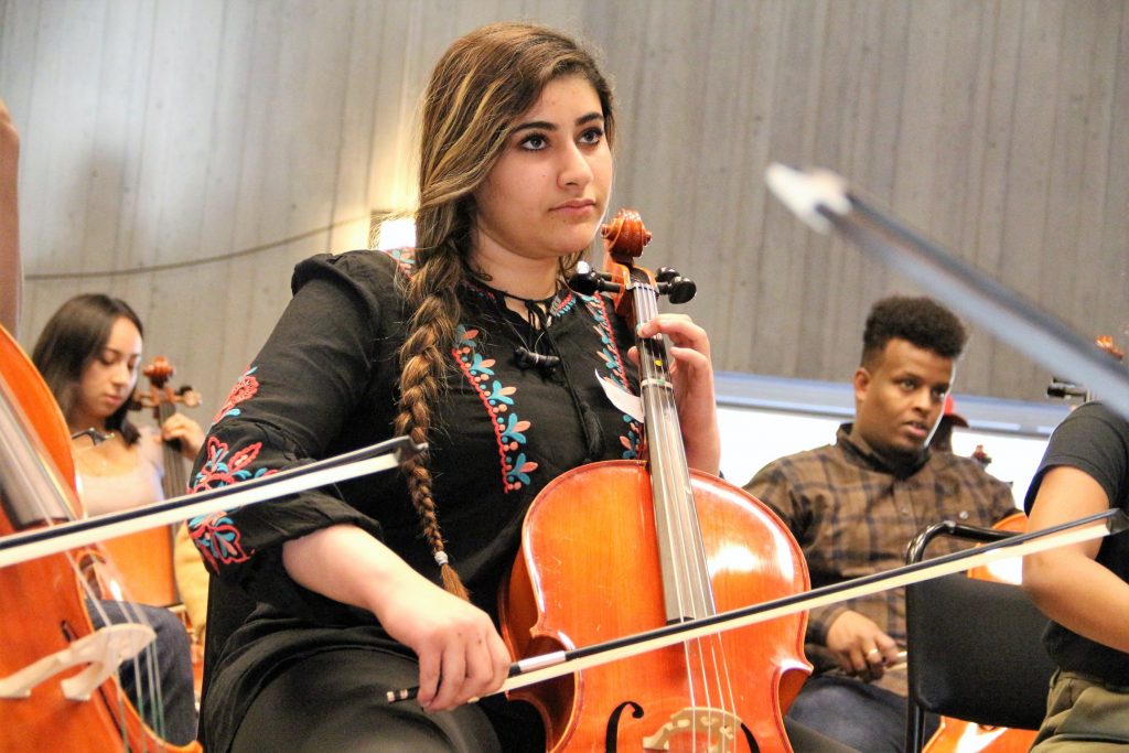 Kvinna som spelar cello