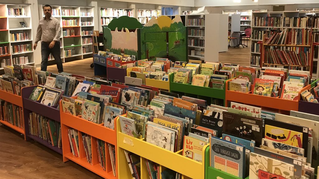 Barnböcker i ett bibliotek