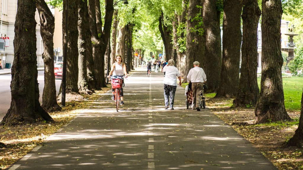 Fotgängare och cyklist i esplanaden