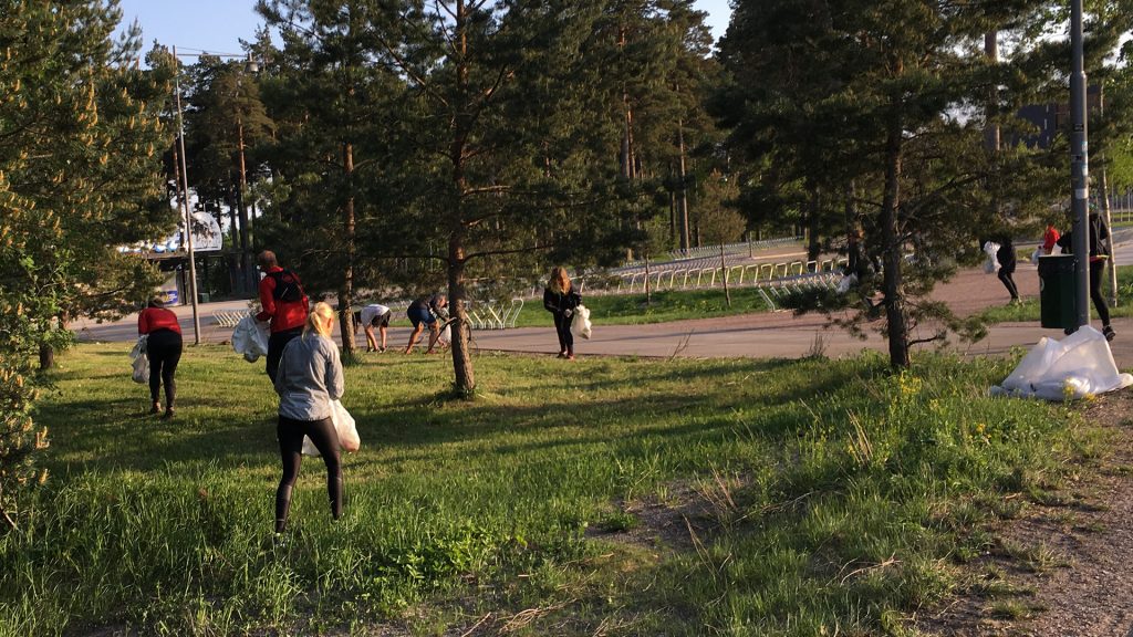 Människor plockar skräp