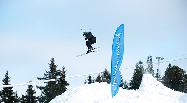 Freeskiier i Hemlingby Snowpark